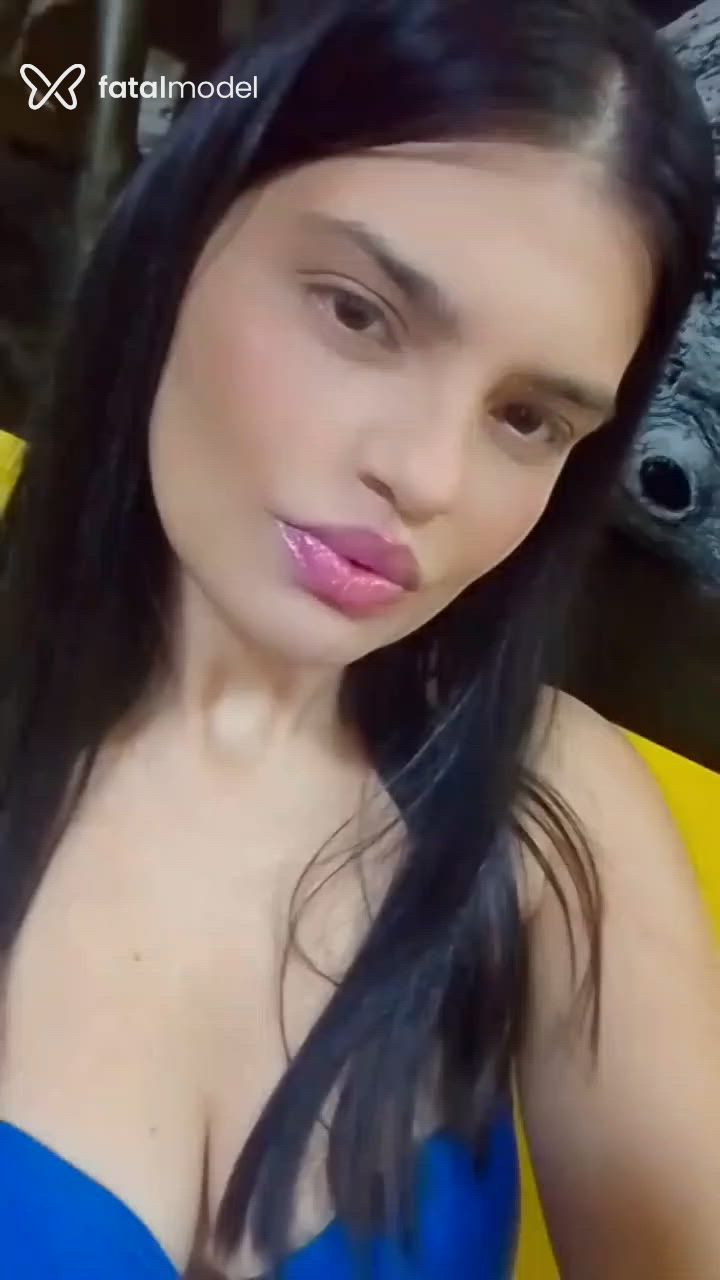 Acompanhante mulher com cabelo castanho de olhos castanhos - Lívia Mello