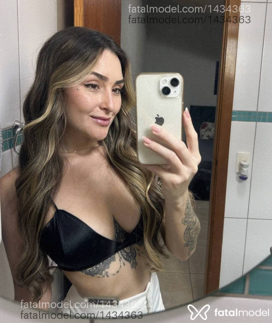 Acompanhante mulher com cabelo castanho de olhos castanhos - Lorena Lins
