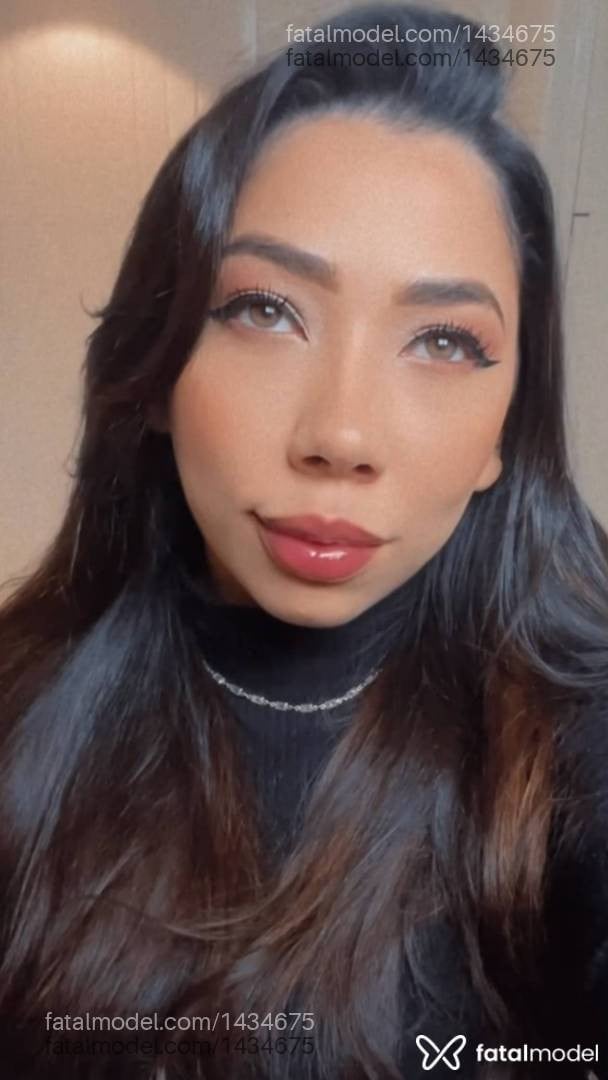 Acompanhante mulher com cabelo castanho de olhos mel - Naii