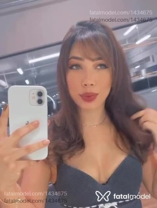 Acompanhante mulher com cabelo castanho de olhos mel em Gramado - Naii