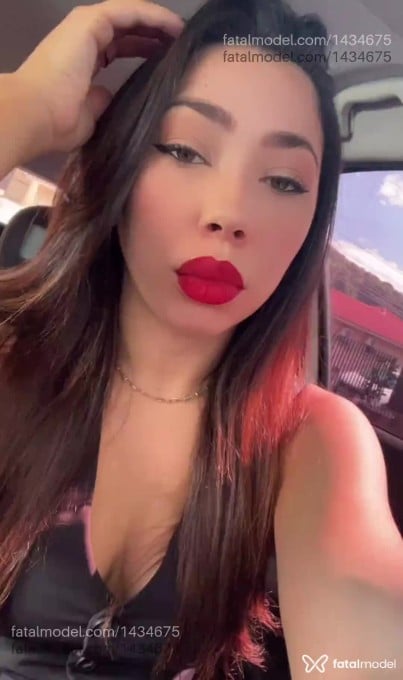 Acompanhante mulher com cabelo castanho de olhos mel em Gramado - Naii