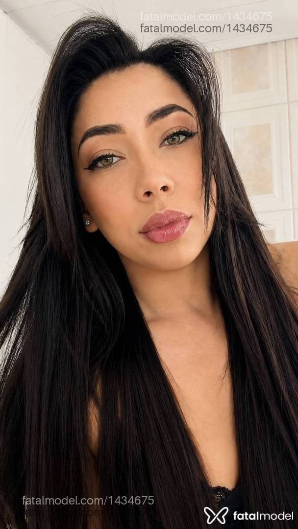 Acompanhante mulher com cabelo castanho de olhos mel - Naii