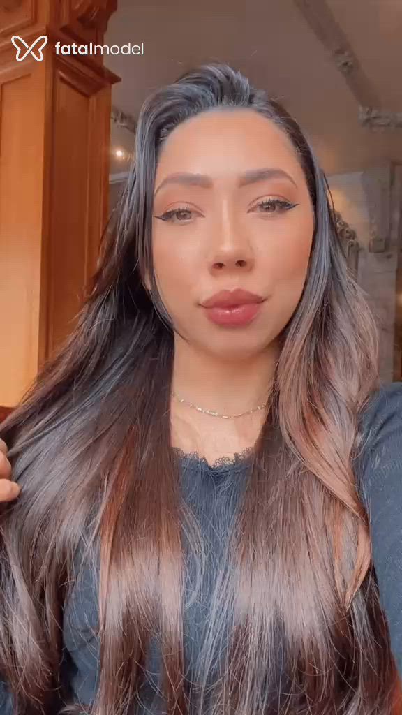 Acompanhante mulher com cabelo castanho de olhos mel - Naii