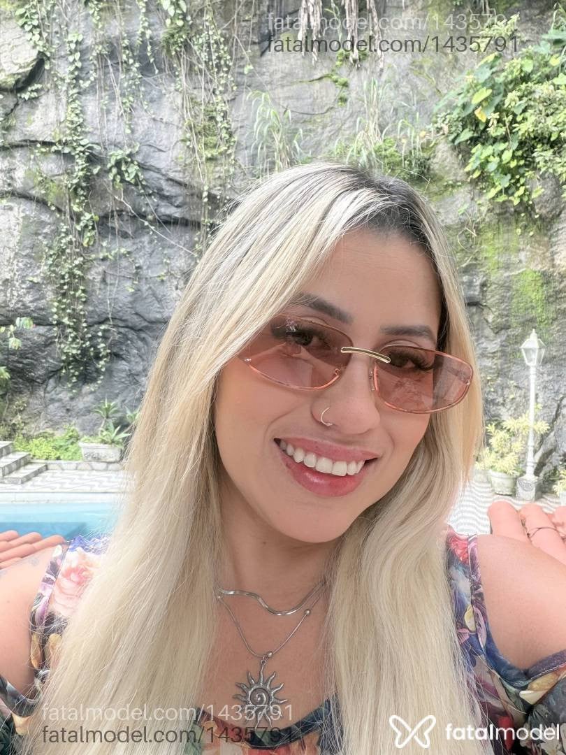Acompanhante mulher loira (o) de olhos castanhos - Geovanna