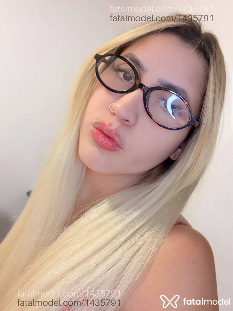 Acompanhante mulher loira (o) de olhos castanhos - Geovanna