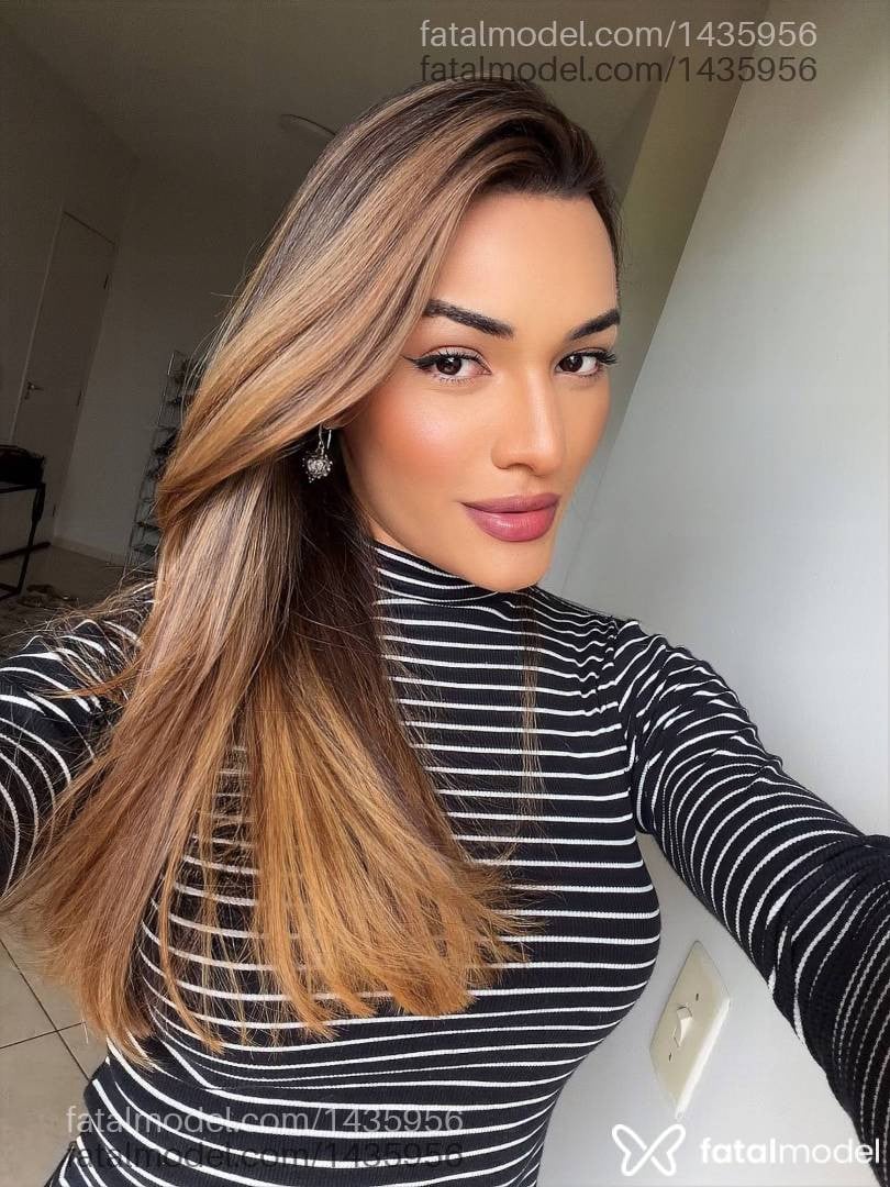 Acompanhante mulher trans morena (o) de olhos castanhos - Yris Sttar