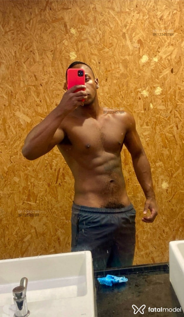 Acompanhante homem morena (o) de olhos mel em São Paulo - Preto