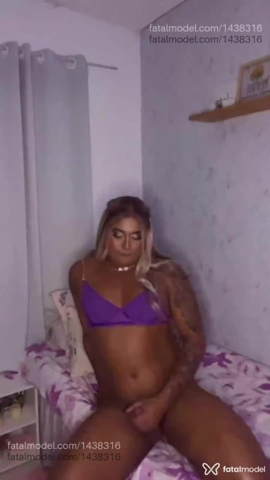 Acompanhante travesti com cabelo castanho de olhos mel em Guaratinguetá - Kethilin nifetinh