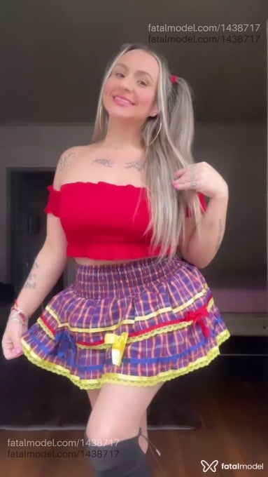 Acompanhante mulher com cabelo castanho de olhos mel em Caxias do Sul Acompanhante mulher com cabelo castanho de olhos mel em Caxias do Sul - Tami