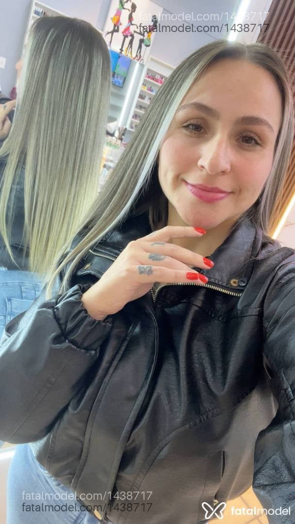 Acompanhante mulher com cabelo castanho de olhos mel - Tami