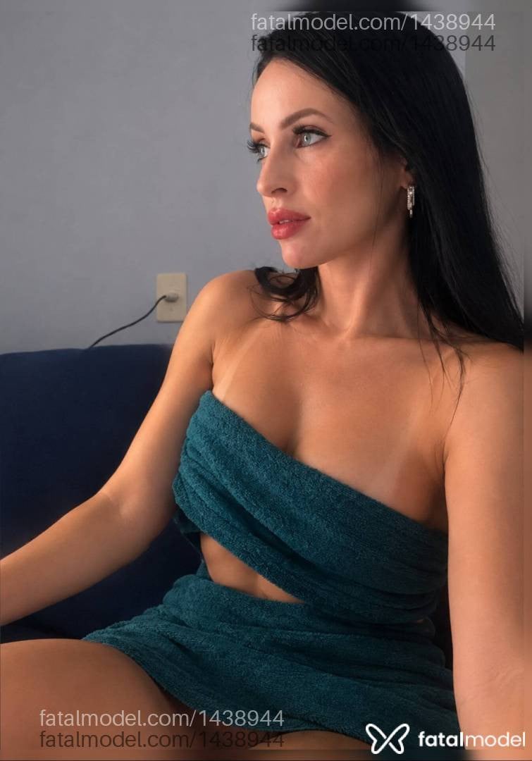 Acompanhante mulher morena (o) de olhos azuis - Imola Urach
