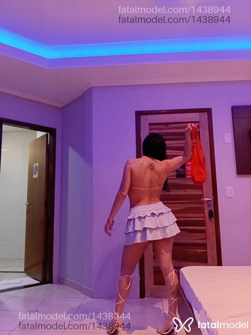 Acompanhante mulher morena (o) de olhos azuis - Imola Urach