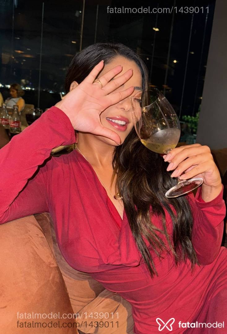 Acompanhante mulher com cabelo castanho de olhos mel - Luna Larissa