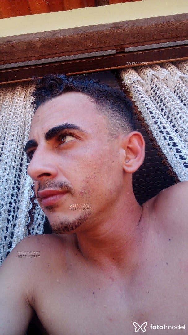 Acompanhante homem com cabelo castanho de olhos castanhos - Derik Acompanhante homem com cabelo castanho de olhos castanhos - Derik