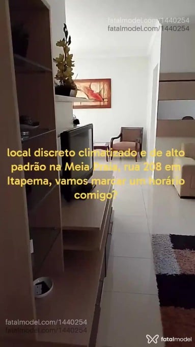 Acompanhante mulher trans com cabelo castanho de olhos verdes em Itapema - Bruna Rafaela