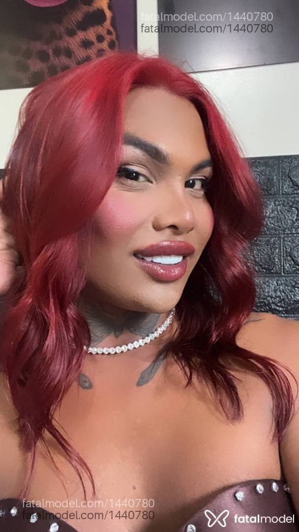 Acompanhante mulher trans morena (o) de olhos pretos - Victoria Bellucci