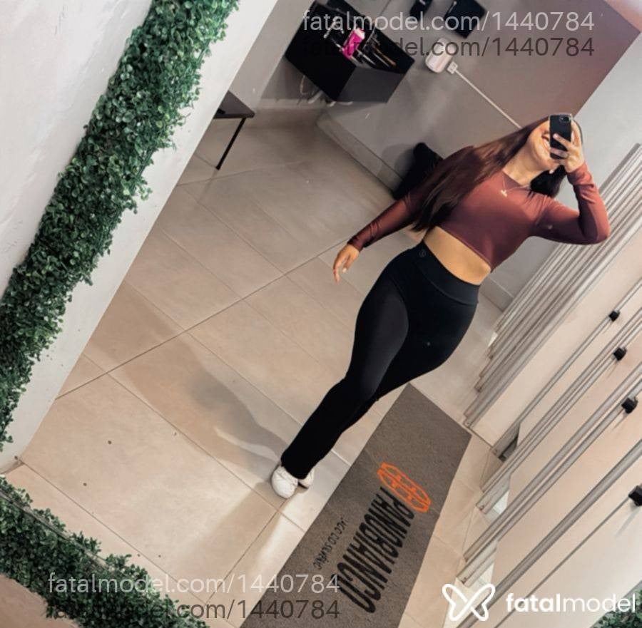 Acompanhante mulher com cabelo castanho de olhos pretos em São José do Rio Preto - Helen del conti