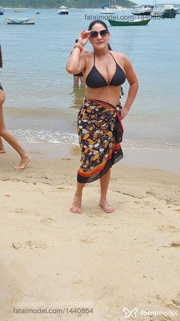 Acompanhante mulher com cabelo castanho de olhos mel - Lunah Schimidt