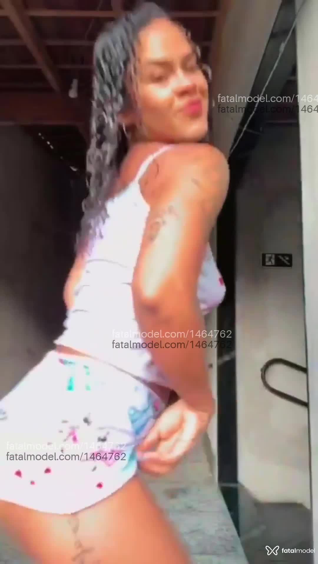 Acompanhante mulher com cabelo castanho de olhos castanhos em Serra Acompanhante mulher com cabelo castanho de olhos castanhos em Serra - Sthefany