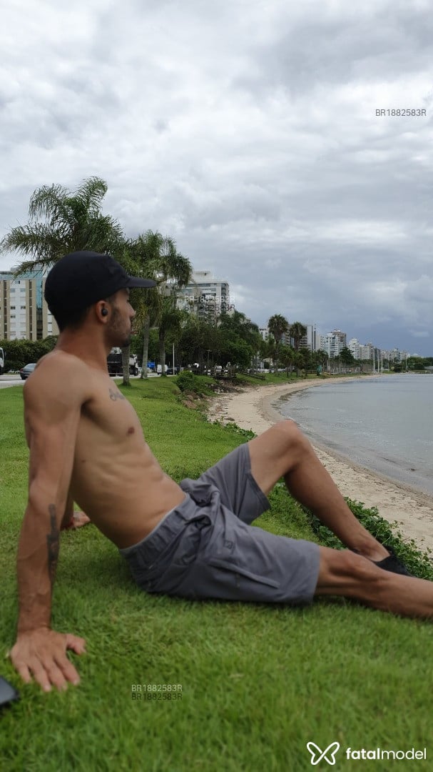 Acompanhante homem morena (o) de olhos castanhos em Florianópolis - Matias