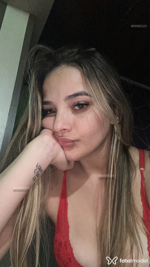 Acompanhante mulher com cabelo castanho de olhos verdes em São Francisco do Sul - Juuuu