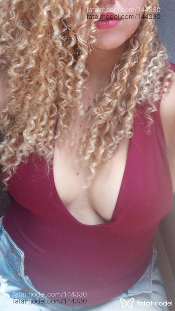 Acompanhante mulher loira (o) de olhos castanhos - VANESSA