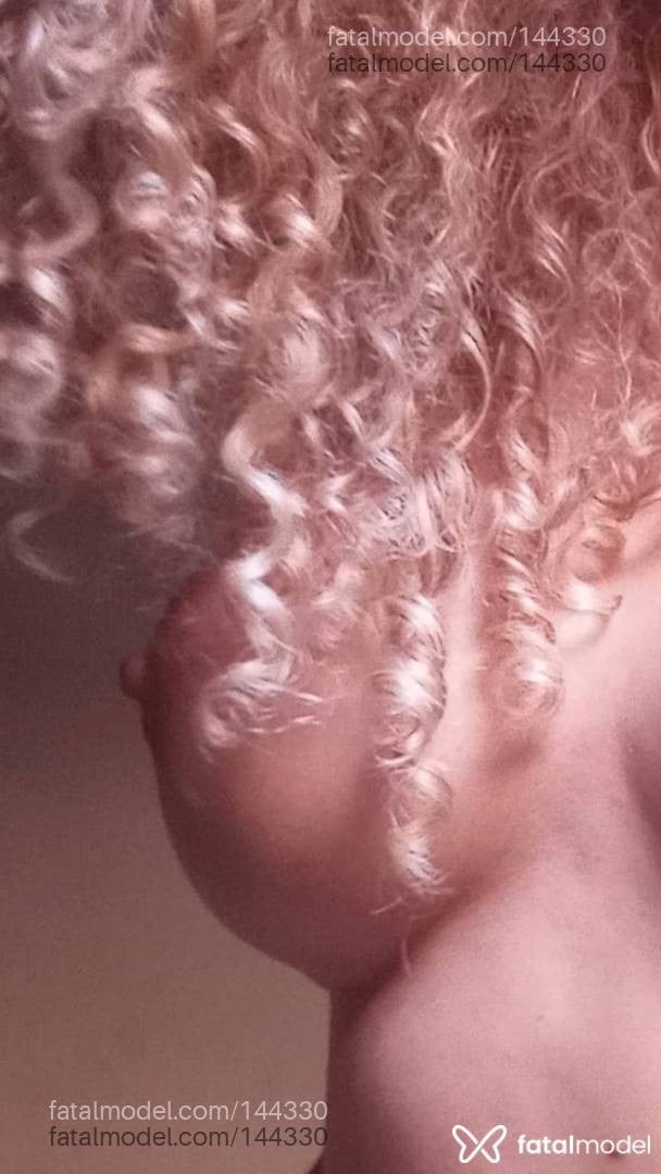 Acompanhante mulher loira (o) de olhos castanhos - VANESSA