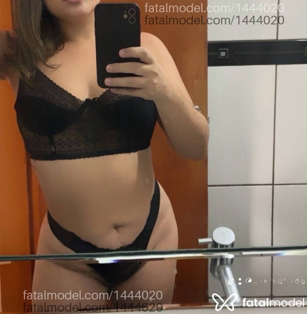 Acompanhante mulher com cabelo castanho de olhos mel - Lavínia