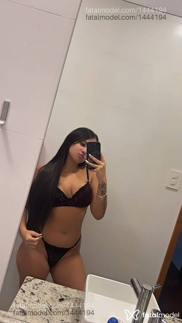 Acompanhante mulher com cabelo castanho de olhos castanhos - Lia Acompanhante mulher com cabelo castanho de olhos castanhos - Lia