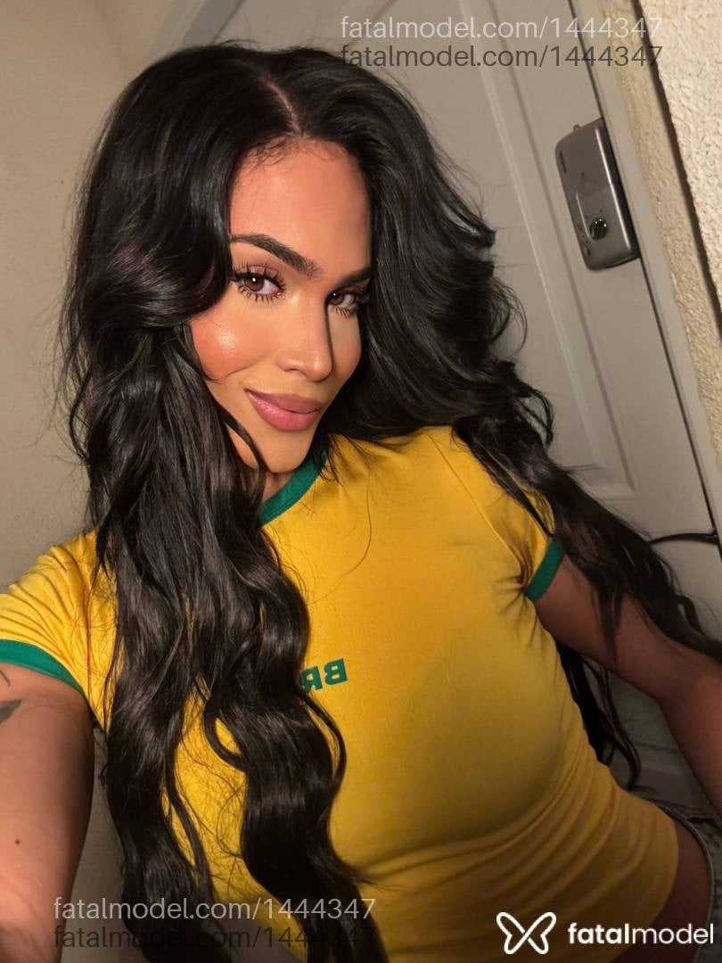 Acompanhante mulher trans com cabelo castanho de olhos mel - Melissa Andrade