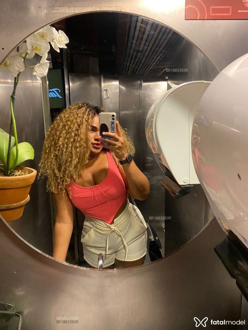 Acompanhante mulher com cabelo castanho de olhos pretos em São Paulo - Karen Monteiro