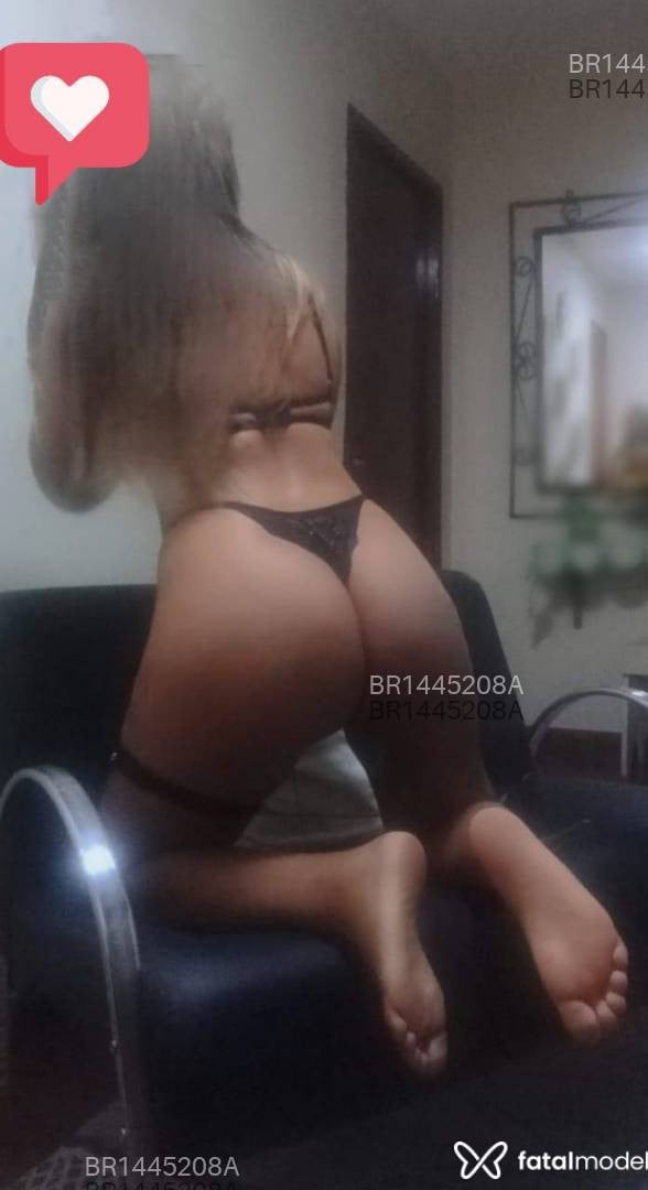 Acompanhante mulher com cabelo colorido de olhos castanhos em Brasília - Fernanda
