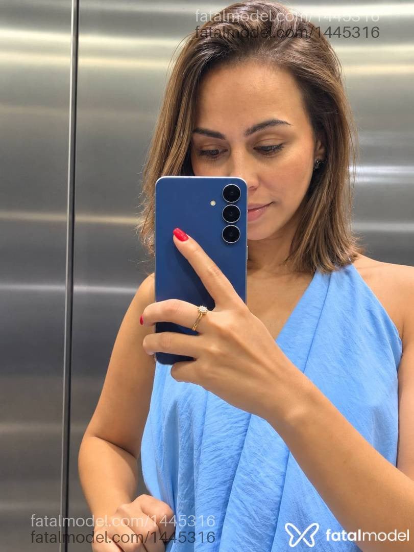 Acompanhante mulher morena (o) de olhos castanhos - Karen Santana