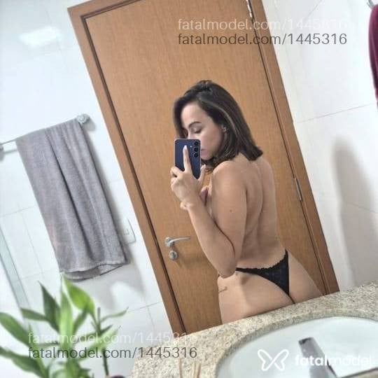 Acompanhante mulher morena (o) de olhos castanhos - Karen Santana
