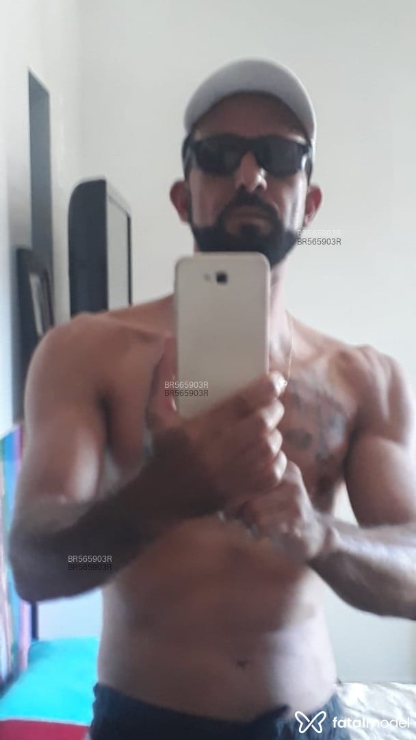 Acompanhante homem com cabelo castanho de olhos castanhos em Brasília Acompanhante homem com cabelo castanho de olhos castanhos em Brasília - Russell