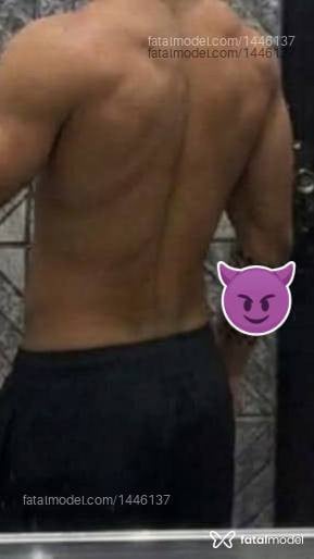 Acompanhante homem com cabelo colorido de olhos castanhos - William Levy