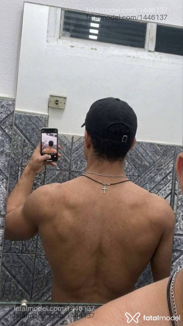 Acompanhante homem com cabelo colorido de olhos castanhos - William Levy