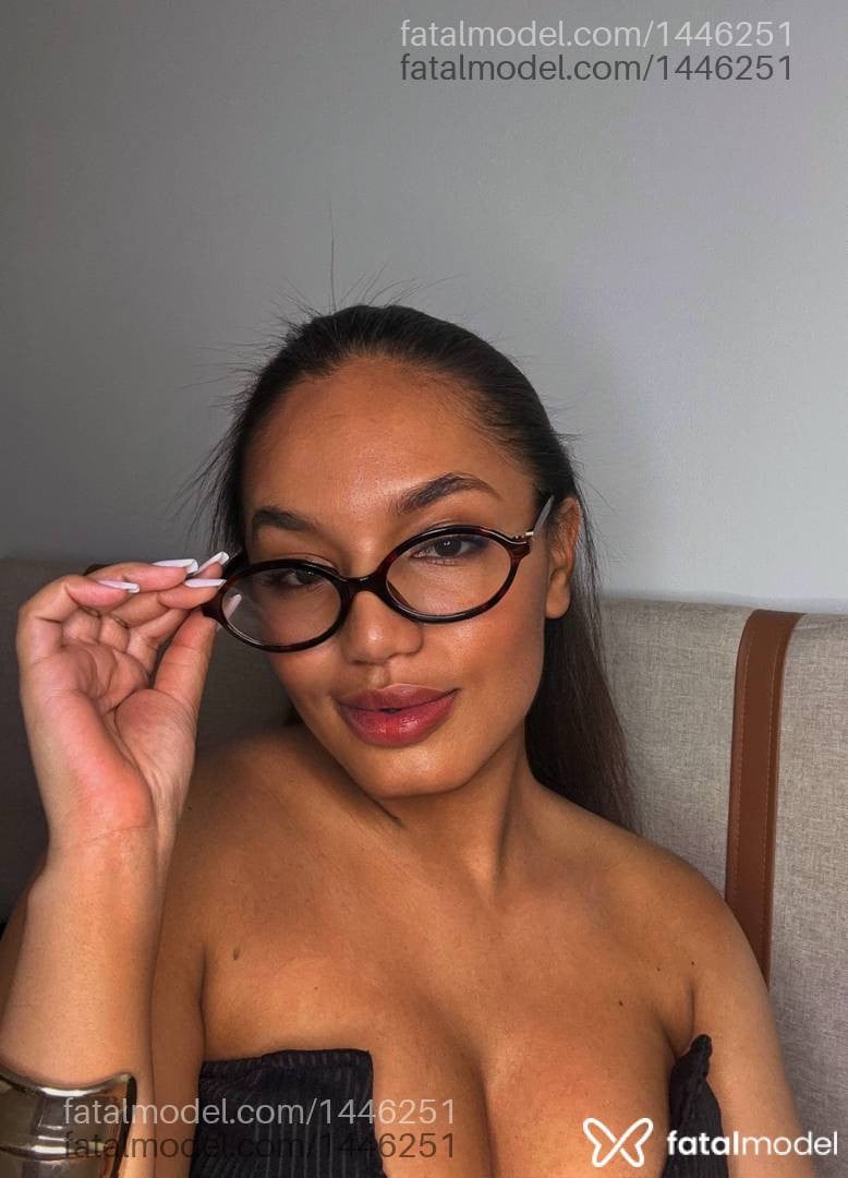 Acompanhante mulher com cabelo castanho de olhos castanhos - PoxaThaiss