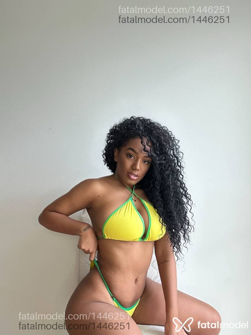 Acompanhante mulher com cabelo castanho de olhos castanhos em Santa Maria - PoxaThaiss