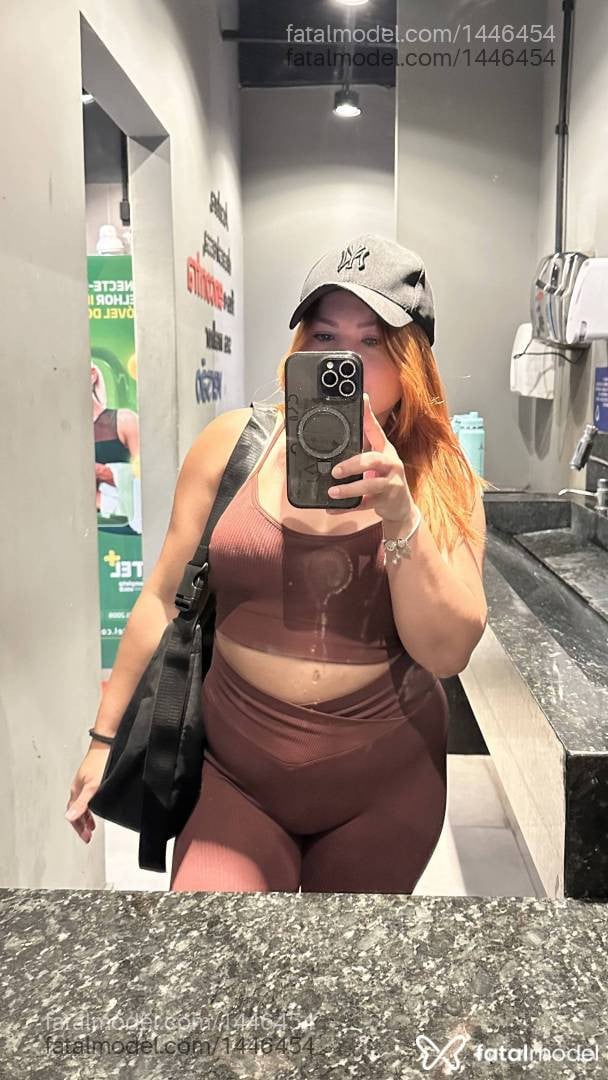 Acompanhante mulher com cabelo castanho de olhos mel - Monique Avillar