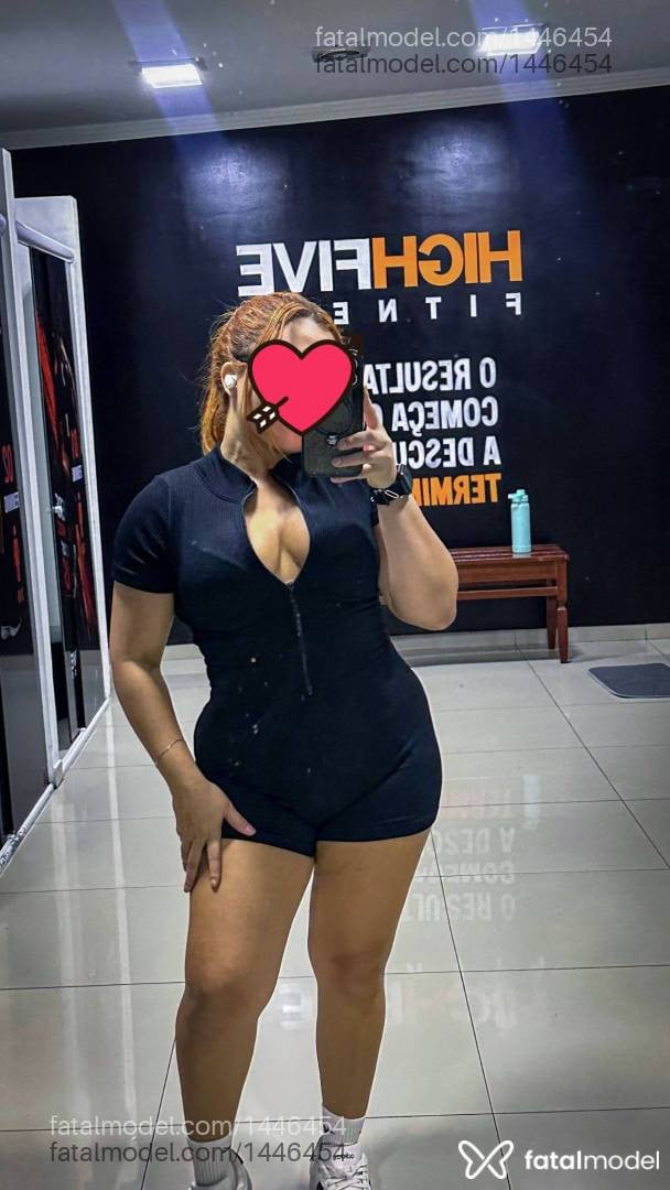 Acompanhante mulher com cabelo castanho de olhos mel - Monique Avillar