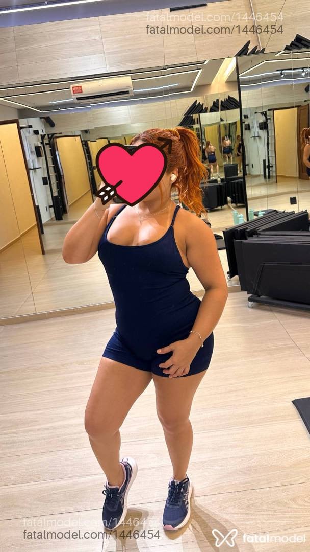 Acompanhante mulher com cabelo castanho de olhos mel - Monique Avillar