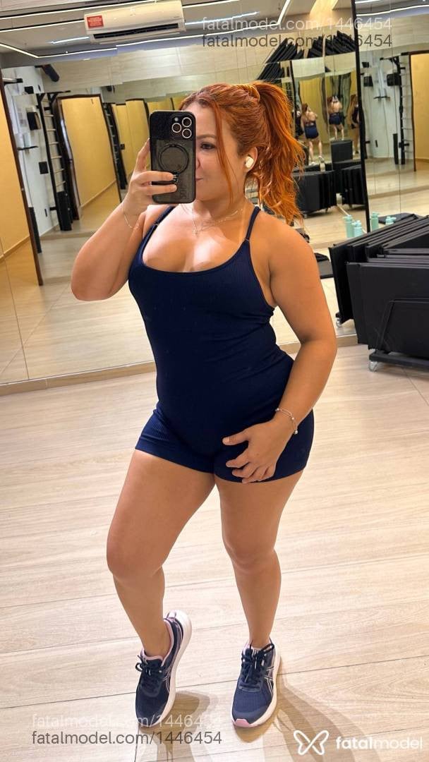 Acompanhante mulher com cabelo castanho de olhos mel - Monique Avillar