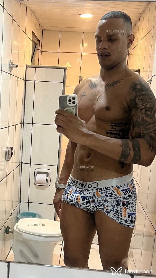 Acompanhante homem morena (o) de olhos pretos em Rio de Janeiro Acompanhante homem morena (o) de olhos pretos em Rio de Janeiro - Henrique