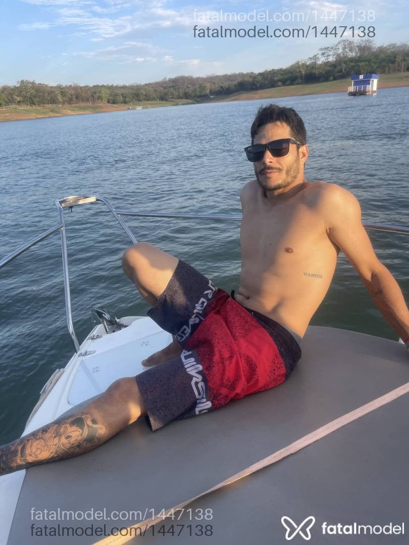 Acompanhante homem com cabelo castanho de olhos castanhos - Allan Dotad