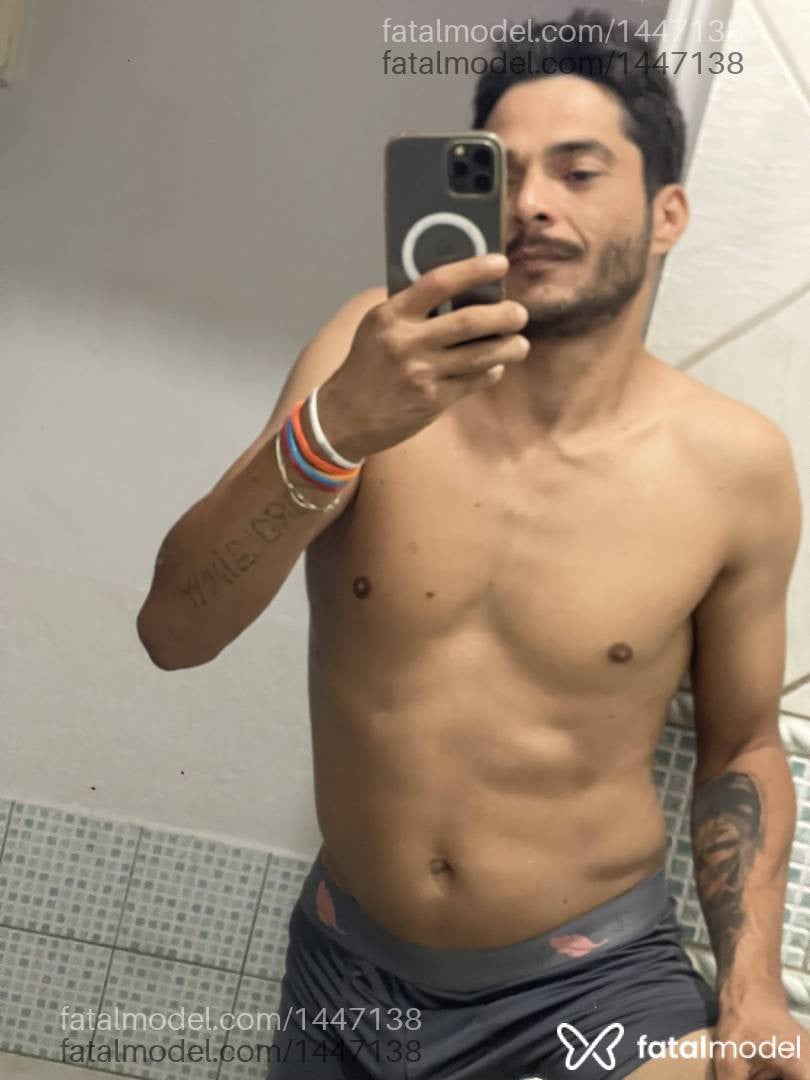 Acompanhante homem com cabelo castanho de olhos castanhos - Allan Dotad