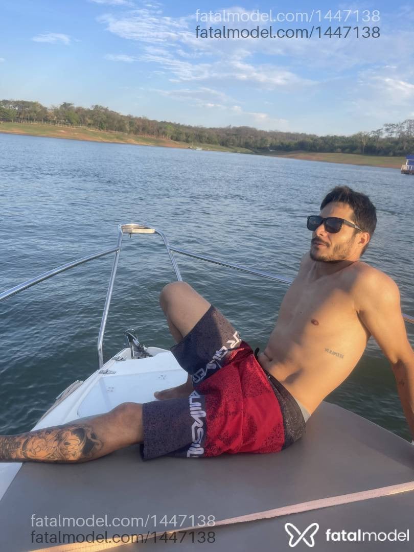 Acompanhante homem com cabelo castanho de olhos castanhos - Allan Dotad