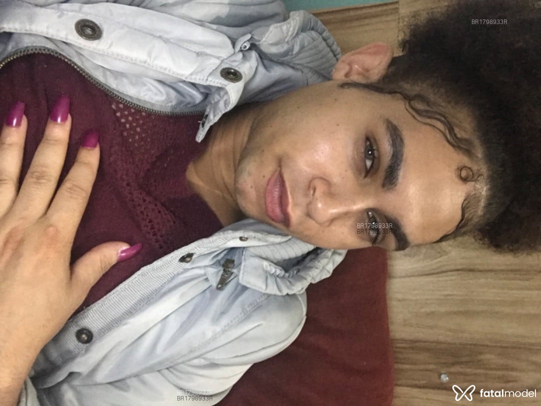 Acompanhante mulher trans com cabelo castanho de olhos verdes em Virtual - Kakau