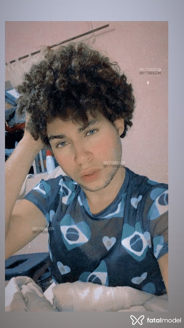 Acompanhante mulher trans com cabelo castanho de olhos verdes em Virtual - Kakau