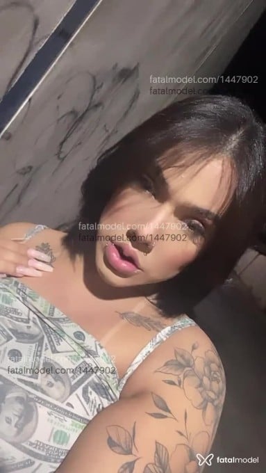 Acompanhante mulher trans com cabelo castanho de olhos mel em Araxá - Melina